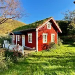 With Charm In Lofoten בקתה
